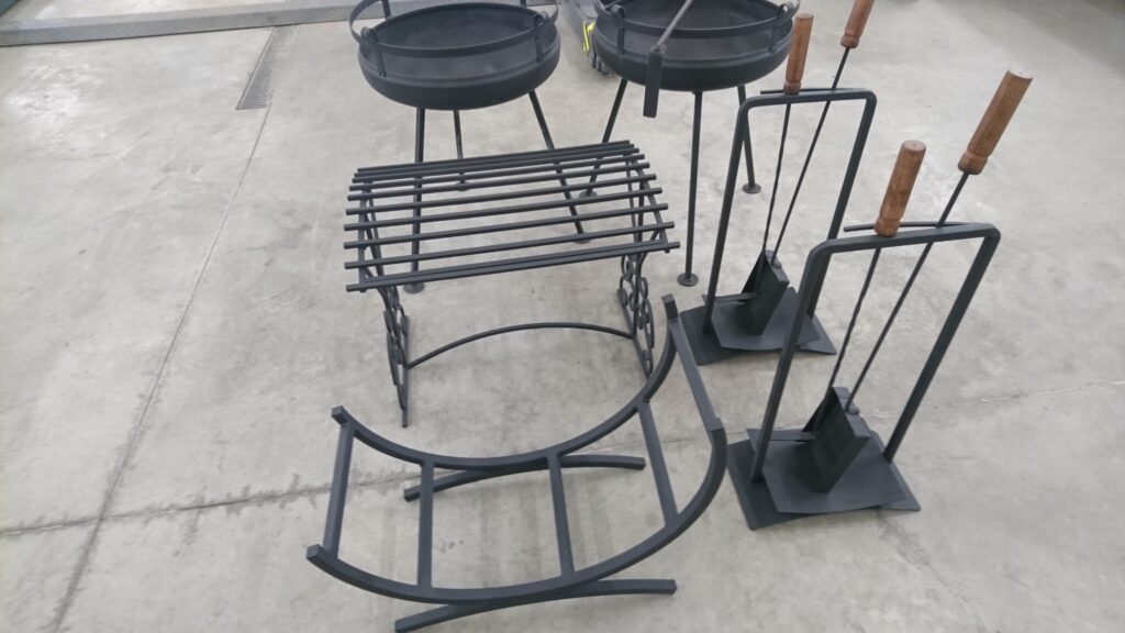 Metallist küttepuude alused